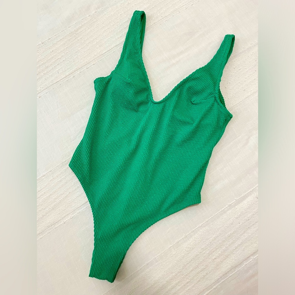 Great shade of green 💚🌴🥝🛶 very comfortable & flattering!